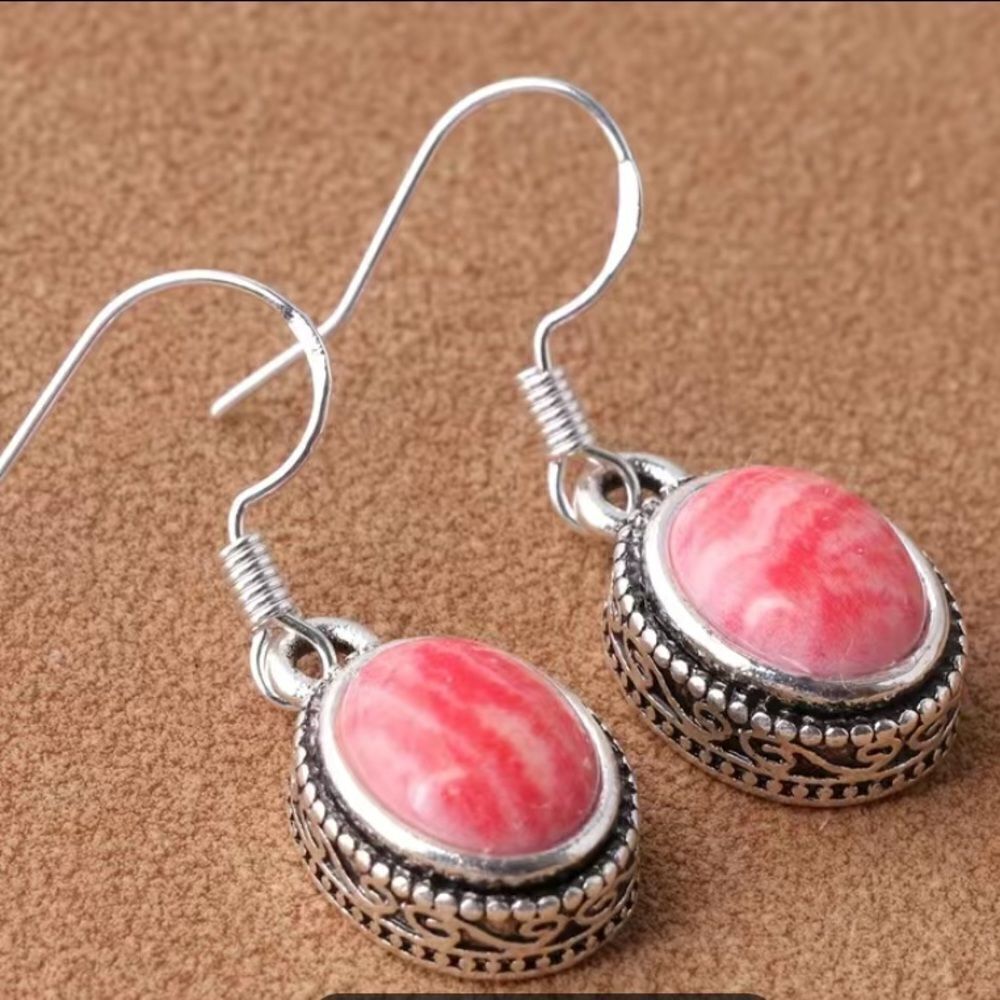 ✨🆕✨ Delicate Red Pink Simulated Rhodolite Stones Dangle Earrings✨ - Picture 5 of 10